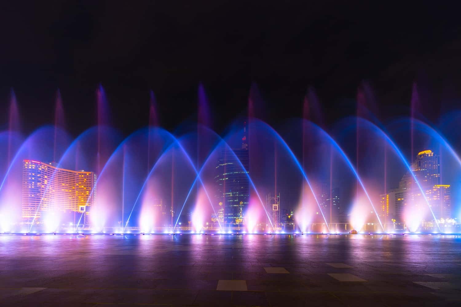 Soak in the beauty of the Bellagio fountains in USA & Canada Monsoon Tours
